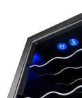 Dettaglio cantinetta vini da 16 bottiglie 48 litri con illuminazione LED blu interna e ripiani cromati ondulati per conservazione ottimale