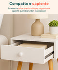 Cassetto spazioso del comodino in bambù bianco aperto con libri, compatto e capiente per organizzare oggetti quotidiani e accessori